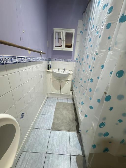 Private Double Bedroom In Hounslow Near Heathrow Лондон Экстерьер фото