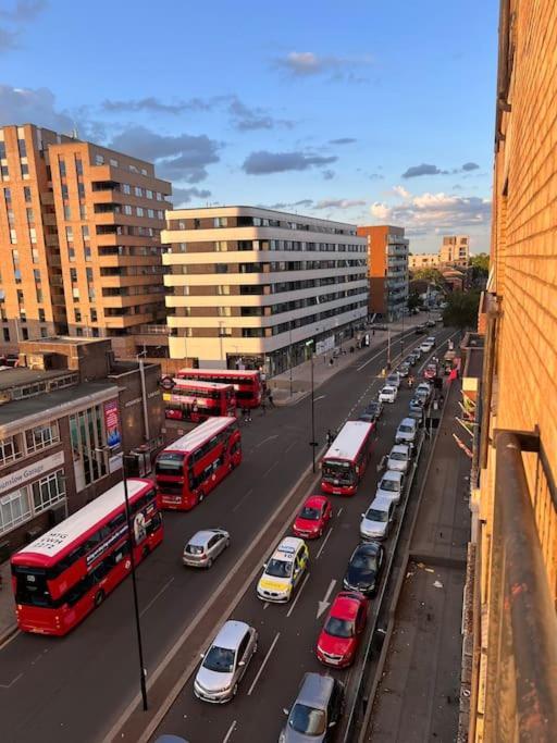 Private Double Bedroom In Hounslow Near Heathrow Лондон Экстерьер фото